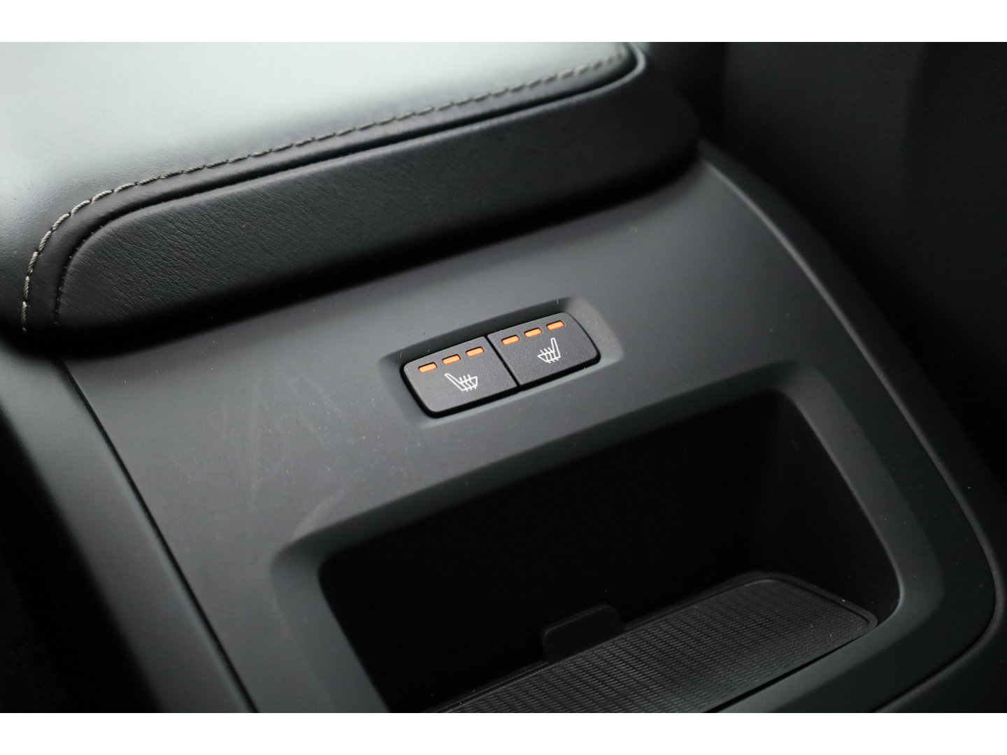 Volvo XC60 2.0 T8 Twin Engine AWD R-Design | Prijs Rijklaar | Vol | Luchtvering | Stoelventilatie | Trekhaak | 21 inch |