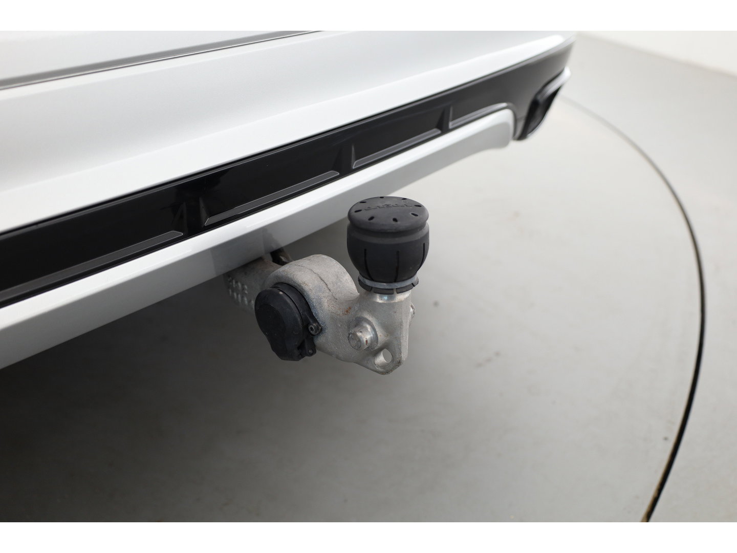 Volvo XC60 2.0 T8 Twin Engine AWD R-Design | Prijs Rijklaar | Vol | Luchtvering | Stoelventilatie | Trekhaak | 21 inch |