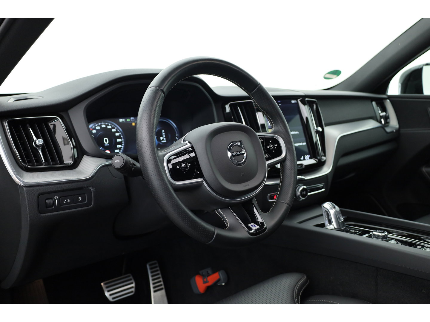 Volvo XC60 2.0 T8 Twin Engine AWD R-Design | Prijs Rijklaar | Vol | Luchtvering | Stoelventilatie | Trekhaak | 21 inch |