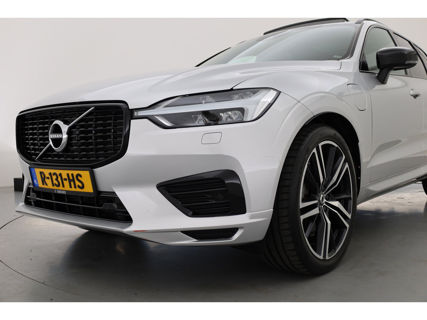 Volvo XC60 2.0 T8 Twin Engine AWD R-Design | Prijs Rijklaar | Vol | Luchtvering | Stoelventilatie | Trekhaak | 21 inch |