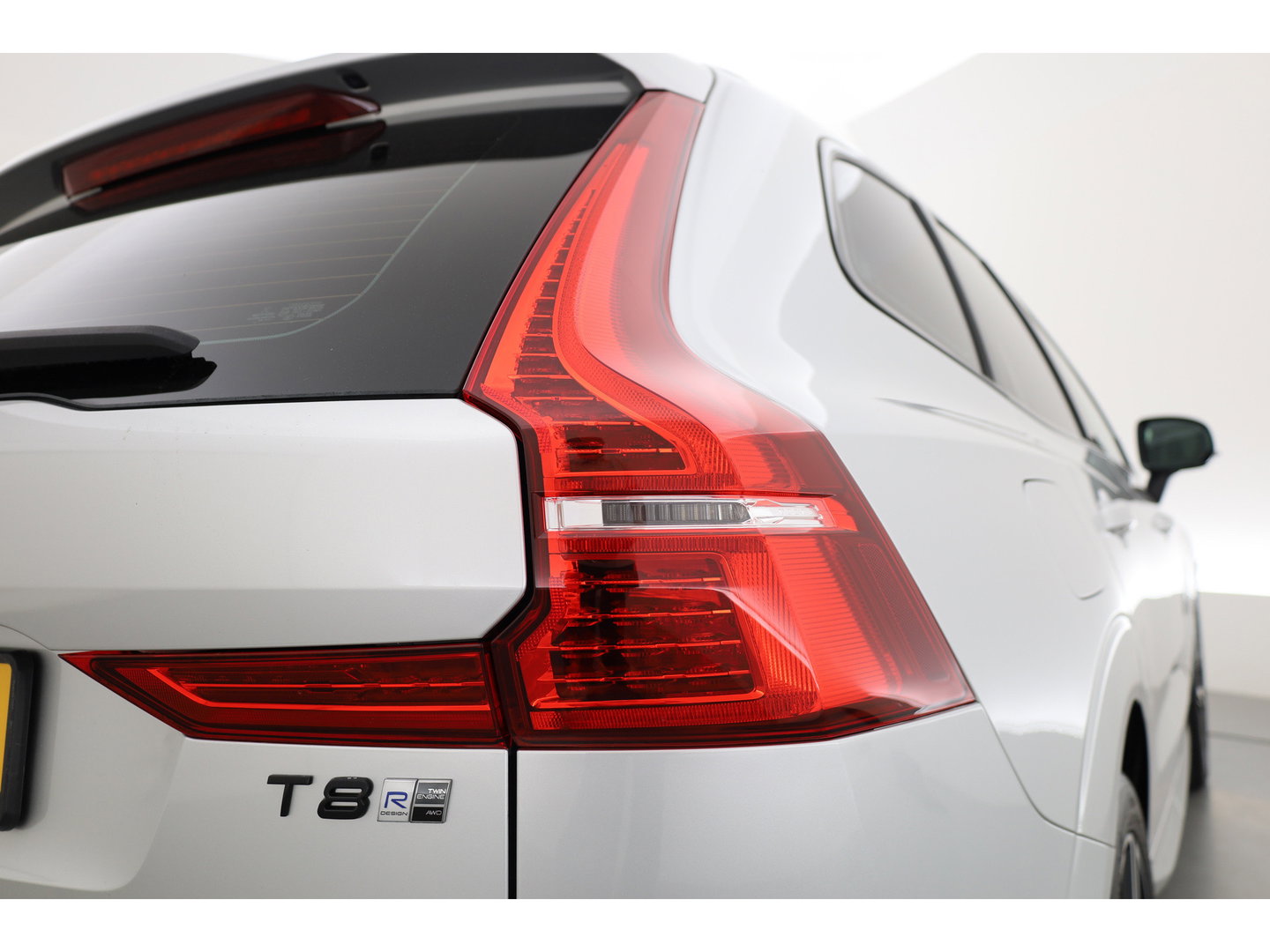 Volvo XC60 2.0 T8 Twin Engine AWD R-Design | Prijs Rijklaar | Vol | Luchtvering | Stoelventilatie | Trekhaak | 21 inch |