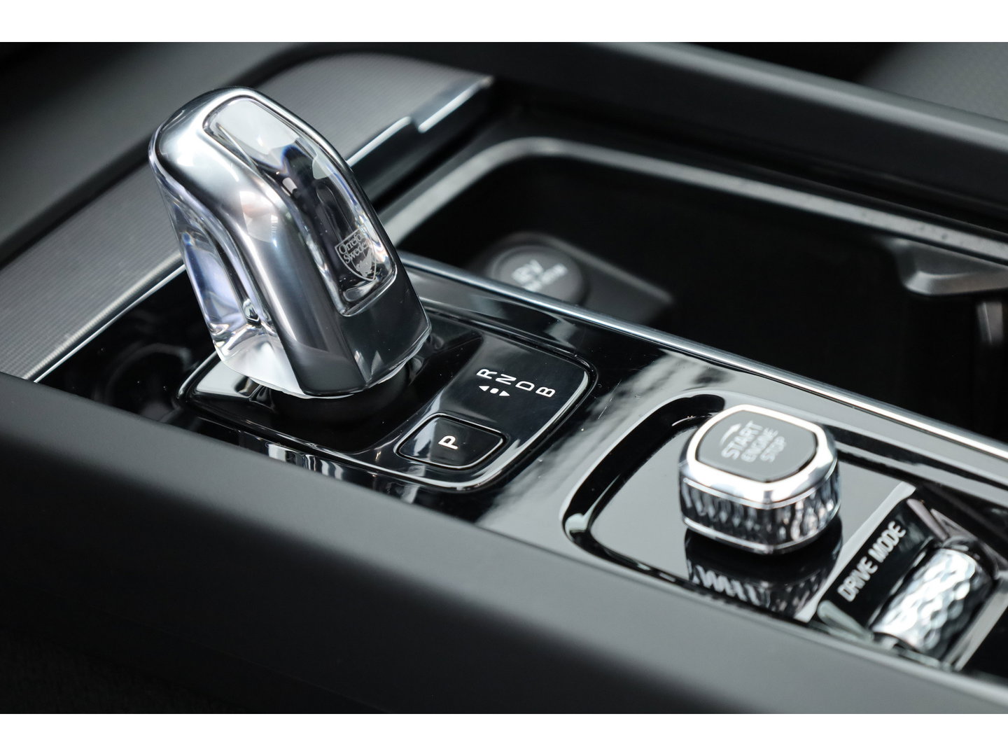 Volvo XC60 2.0 T8 Twin Engine AWD R-Design | Prijs Rijklaar | Vol | Luchtvering | Stoelventilatie | Trekhaak | 21 inch |