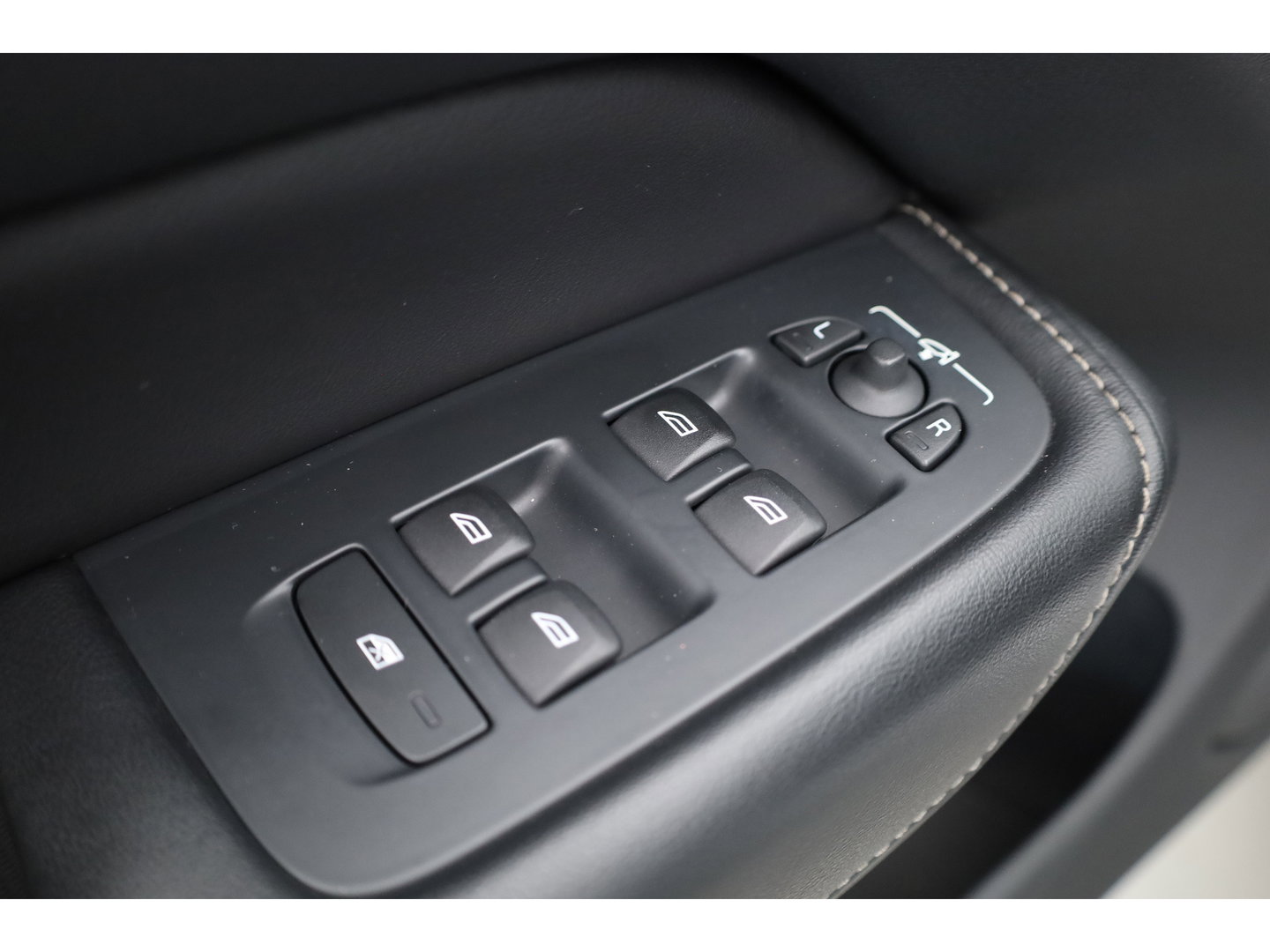 Volvo XC60 2.0 T8 Twin Engine AWD R-Design | Prijs Rijklaar | Vol | Luchtvering | Stoelventilatie | Trekhaak | 21 inch |