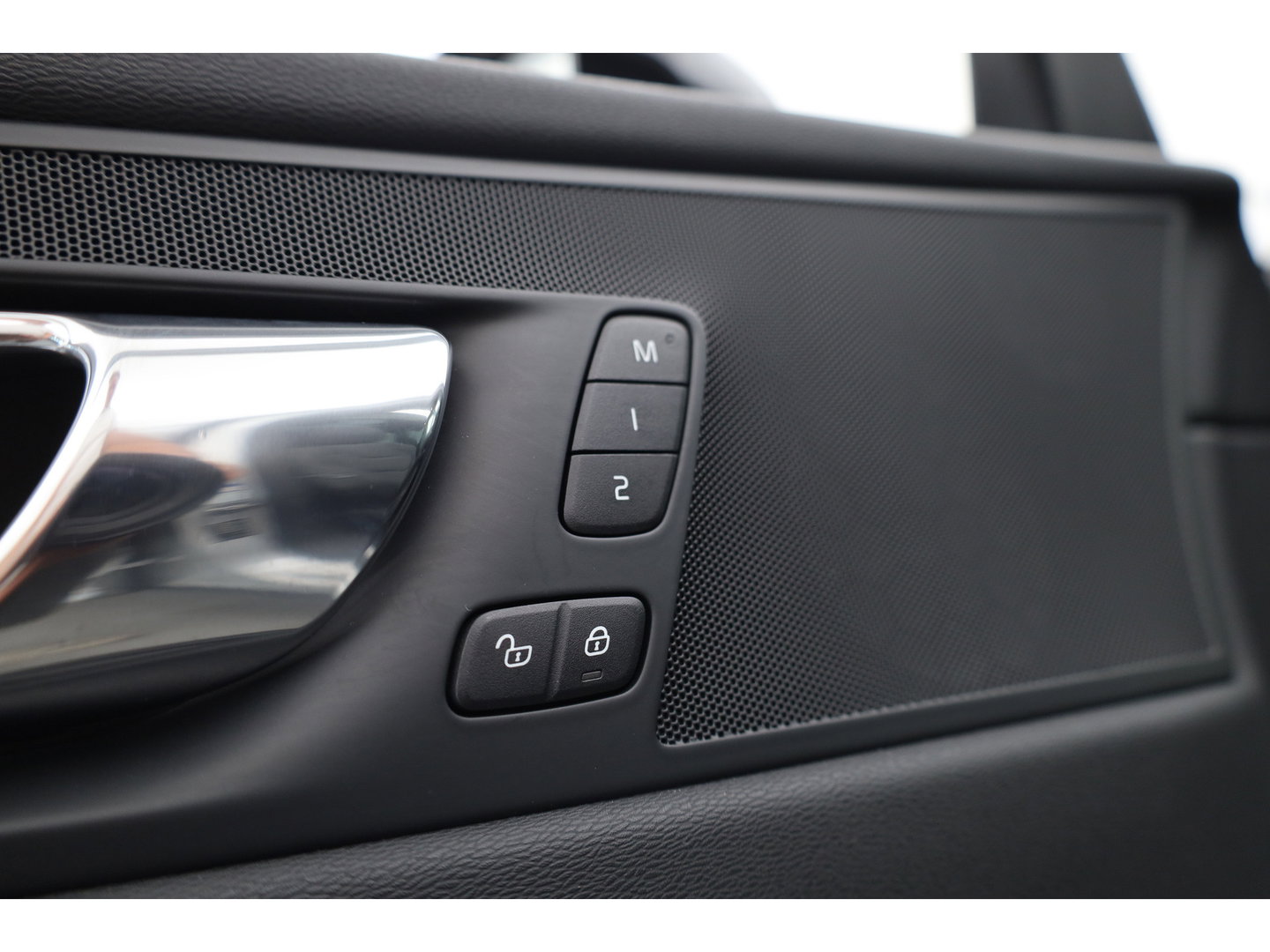 Volvo XC60 2.0 T8 Twin Engine AWD R-Design | Prijs Rijklaar | Vol | Luchtvering | Stoelventilatie | Trekhaak | 21 inch |
