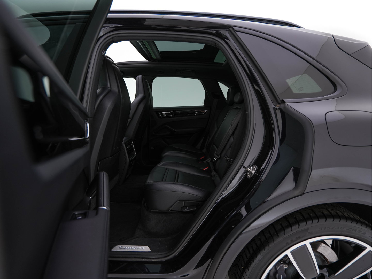 Porsche Cayenne 3.0 E-Hybrid AWD (Plug-in) {SoH-100%} (INCL-BTW) *PANO | LEATHER | FULL-LED | SPORTCHRONO | MEMORY-PACK | BOSE-AUDIO | TOPVIEW | HEATED/VENTILATED-SPORTSEATS | DAB | NAVI-FULLAMP | PRIVACY-GLASS | SHIFTPADDLES | TOWBAR | 22''AL