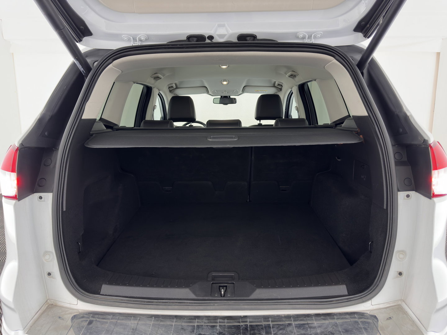 Ford Kuga 1.6 Titanium 4WD Aut. *LEATHER-FABRIC | XENON | HEATED-COMFORTSEATS | NAVI-FULLMAP | KEYLESS | CAMERA | PRIVACY-GLASS | ECC | PDC | CRUISE | 18''ALU | TOWBAR*
