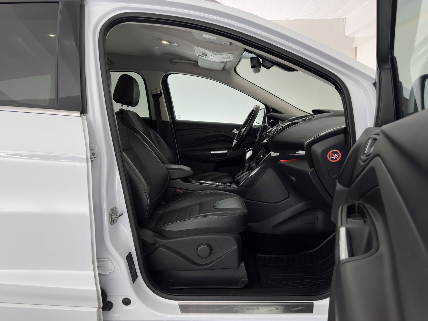 Ford Kuga 1.6 Titanium 4WD Aut. *LEATHER-FABRIC | XENON | HEATED-COMFORTSEATS | NAVI-FULLMAP | KEYLESS | CAMERA | PRIVACY-GLASS | ECC | PDC | CRUISE | 18''ALU | TOWBAR*