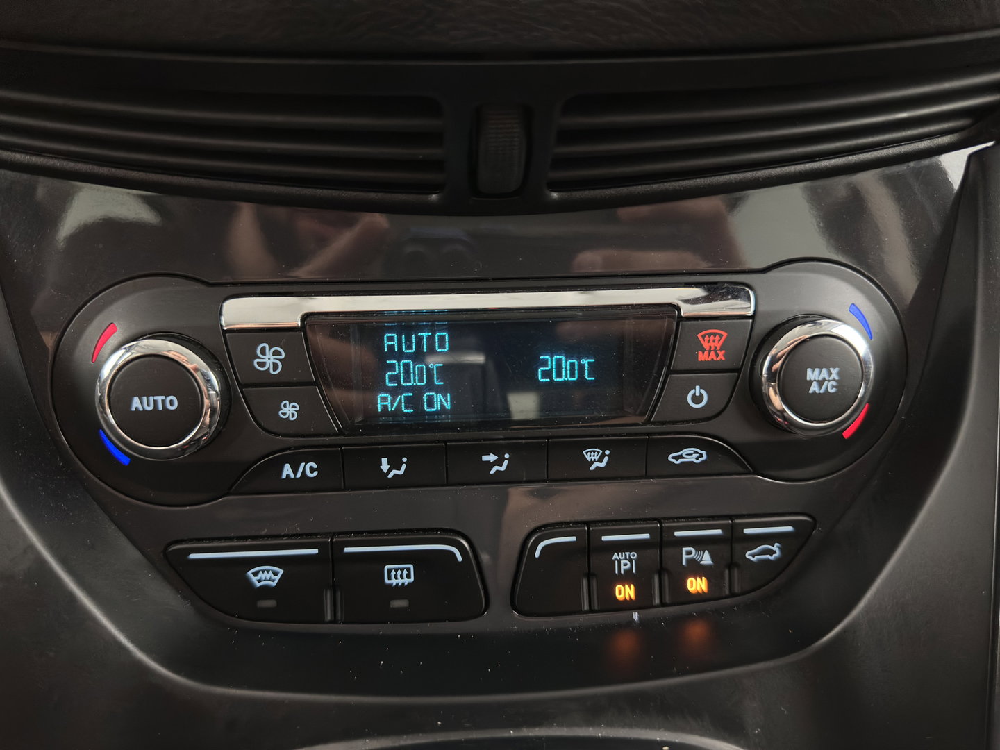 Ford Kuga 1.6 Titanium 4WD Aut. *LEATHER-FABRIC | XENON | HEATED-COMFORTSEATS | NAVI-FULLMAP | KEYLESS | CAMERA | PRIVACY-GLASS | ECC | PDC | CRUISE | 18''ALU | TOWBAR*