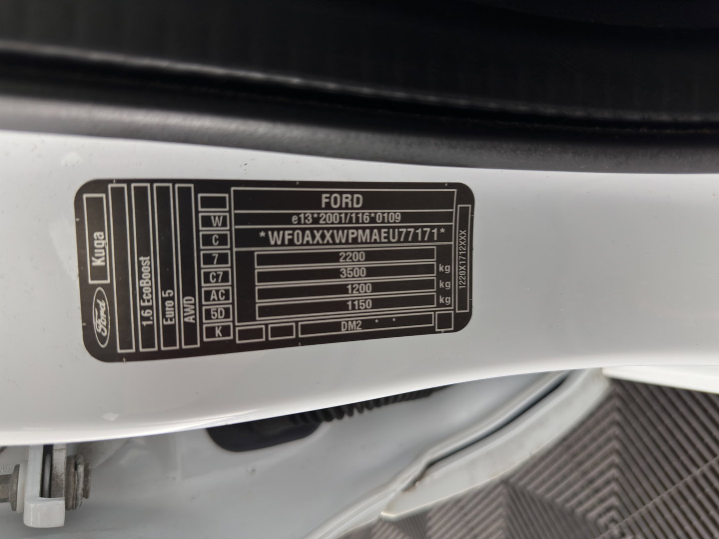 Ford Kuga 1.6 Titanium 4WD Aut. *LEATHER-FABRIC | XENON | HEATED-COMFORTSEATS | NAVI-FULLMAP | KEYLESS | CAMERA | PRIVACY-GLASS | ECC | PDC | CRUISE | 18''ALU | TOWBAR*