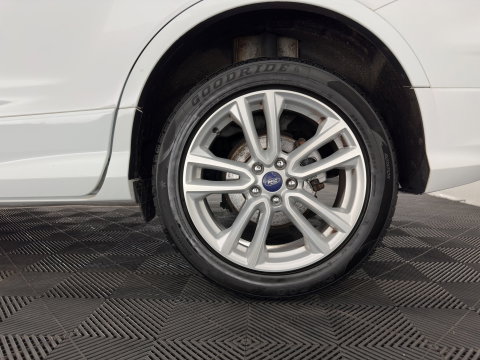 Ford Kuga 1.6 Titanium 4WD Aut. *LEATHER-FABRIC | XENON | HEATED-COMFORTSEATS | NAVI-FULLMAP | KEYLESS | CAMERA | PRIVACY-GLASS | ECC | PDC | CRUISE | 18''ALU | TOWBAR*