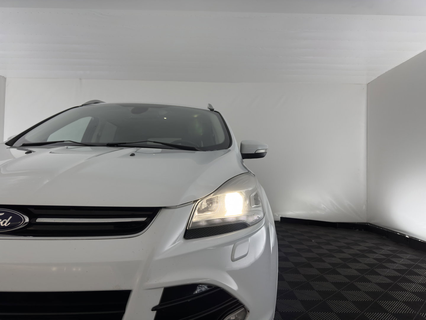 Ford Kuga 1.6 Titanium 4WD Aut. *LEATHER-FABRIC | XENON | HEATED-COMFORTSEATS | NAVI-FULLMAP | KEYLESS | CAMERA | PRIVACY-GLASS | ECC | PDC | CRUISE | 18''ALU | TOWBAR*