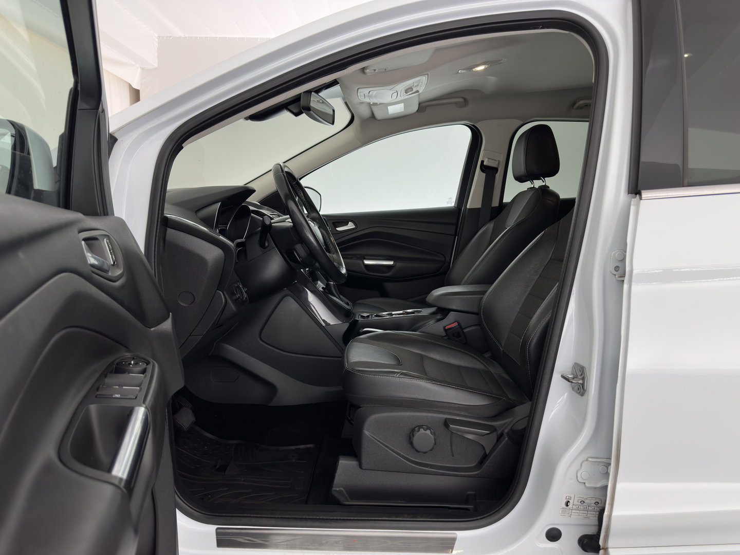 Ford Kuga 1.6 Titanium 4WD Aut. *LEATHER-FABRIC | XENON | HEATED-COMFORTSEATS | NAVI-FULLMAP | KEYLESS | CAMERA | PRIVACY-GLASS | ECC | PDC | CRUISE | 18''ALU | TOWBAR*