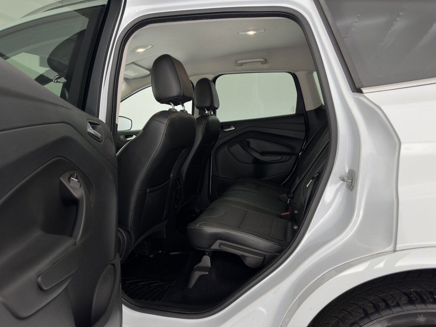Ford Kuga 1.6 Titanium 4WD Aut. *LEATHER-FABRIC | XENON | HEATED-COMFORTSEATS | NAVI-FULLMAP | KEYLESS | CAMERA | PRIVACY-GLASS | ECC | PDC | CRUISE | 18''ALU | TOWBAR*