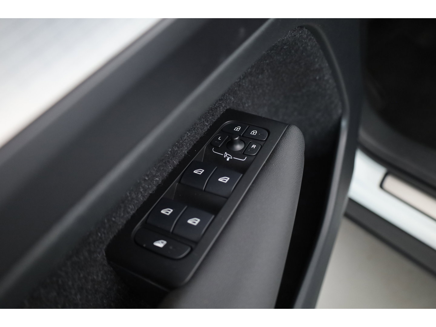 Volvo XC40 1.5 T5 Recharge R-Design | Prijs rijklaar | Trekhaak | Adap. cruise | Blis | Elek. Stoelen | Camera |