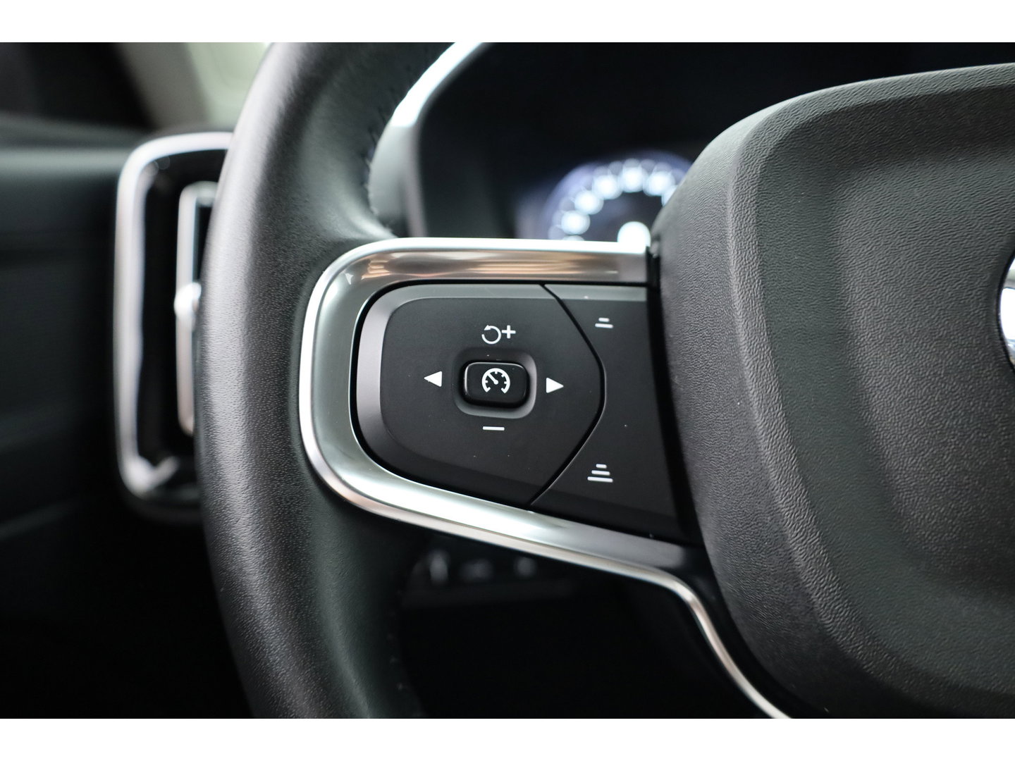 Volvo XC40 1.5 T5 Recharge R-Design | Prijs rijklaar | Trekhaak | Adap. cruise | Blis | Elek. Stoelen | Camera |