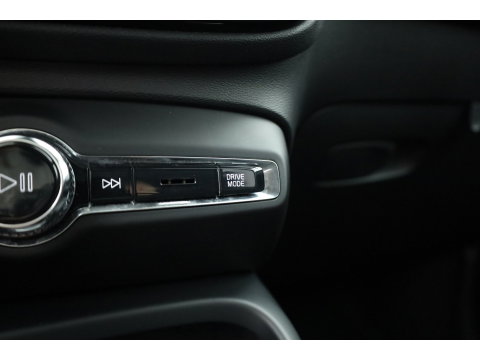 Volvo XC40 1.5 T5 Recharge R-Design | Prijs rijklaar | Trekhaak | Adap. cruise | Blis | Elek. Stoelen | Camera |