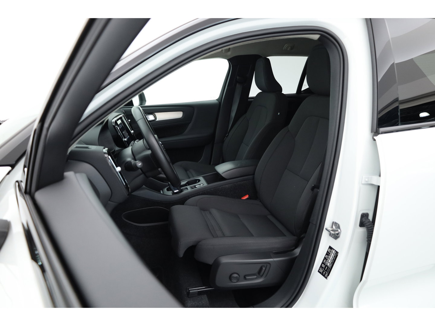 Volvo XC40 1.5 T5 Recharge R-Design | Prijs rijklaar | Trekhaak | Adap. cruise | Blis | Elek. Stoelen | Camera |