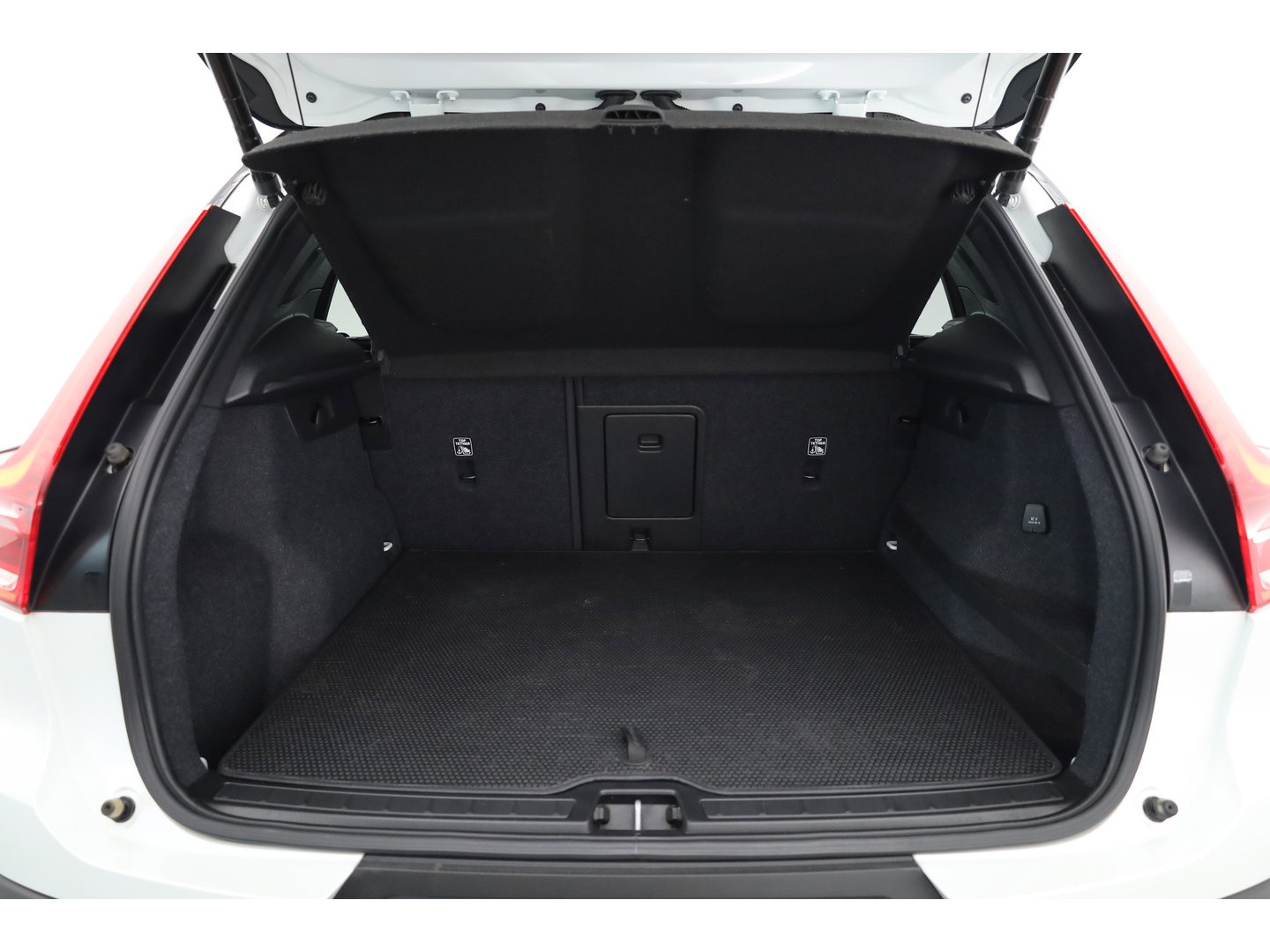 Volvo XC40 1.5 T5 Recharge R-Design | Prijs rijklaar | Trekhaak | Adap. cruise | Blis | Elek. Stoelen | Camera |