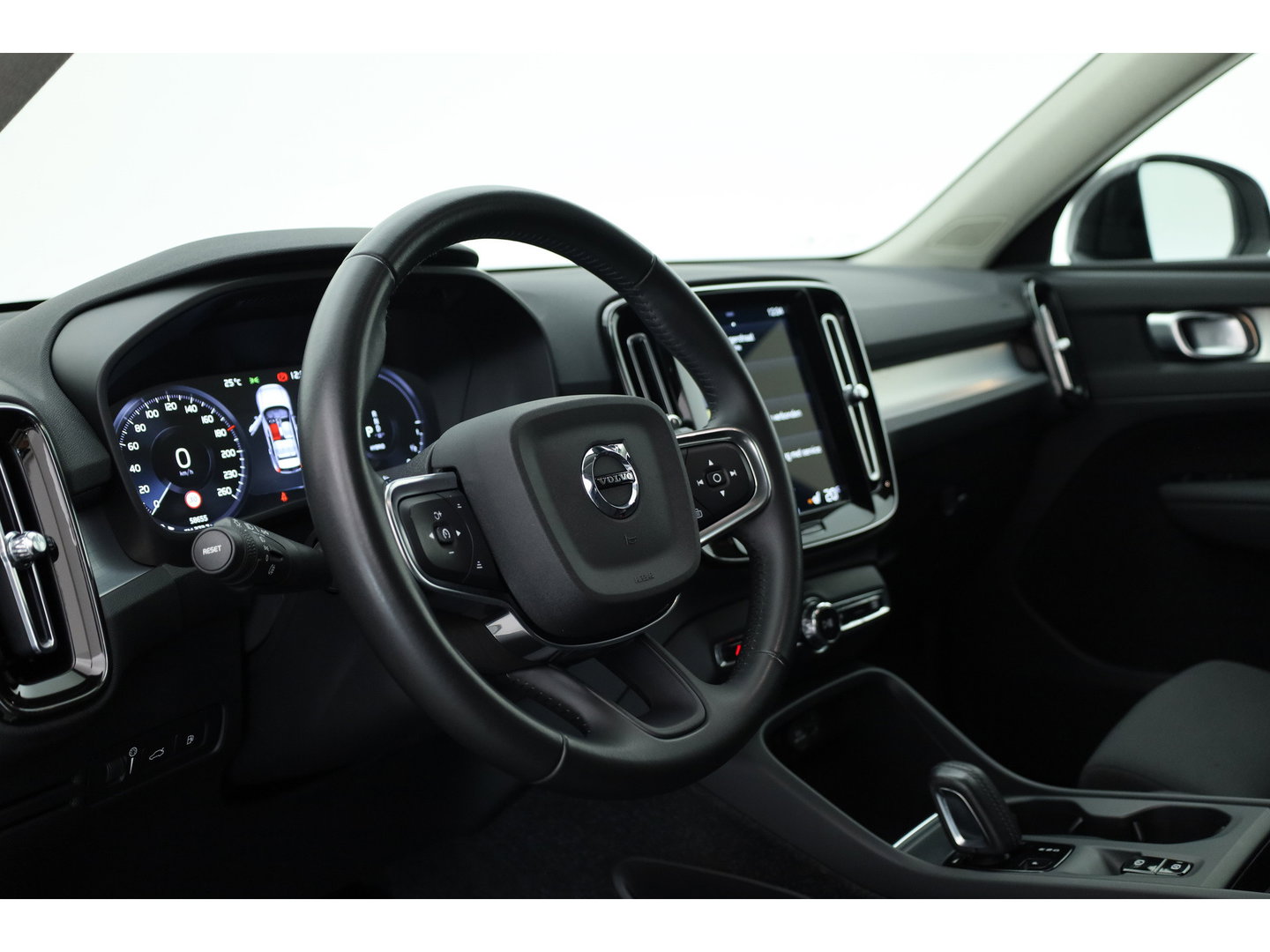 Volvo XC40 1.5 T5 Recharge R-Design | Prijs rijklaar | Trekhaak | Adap. cruise | Blis | Elek. Stoelen | Camera |