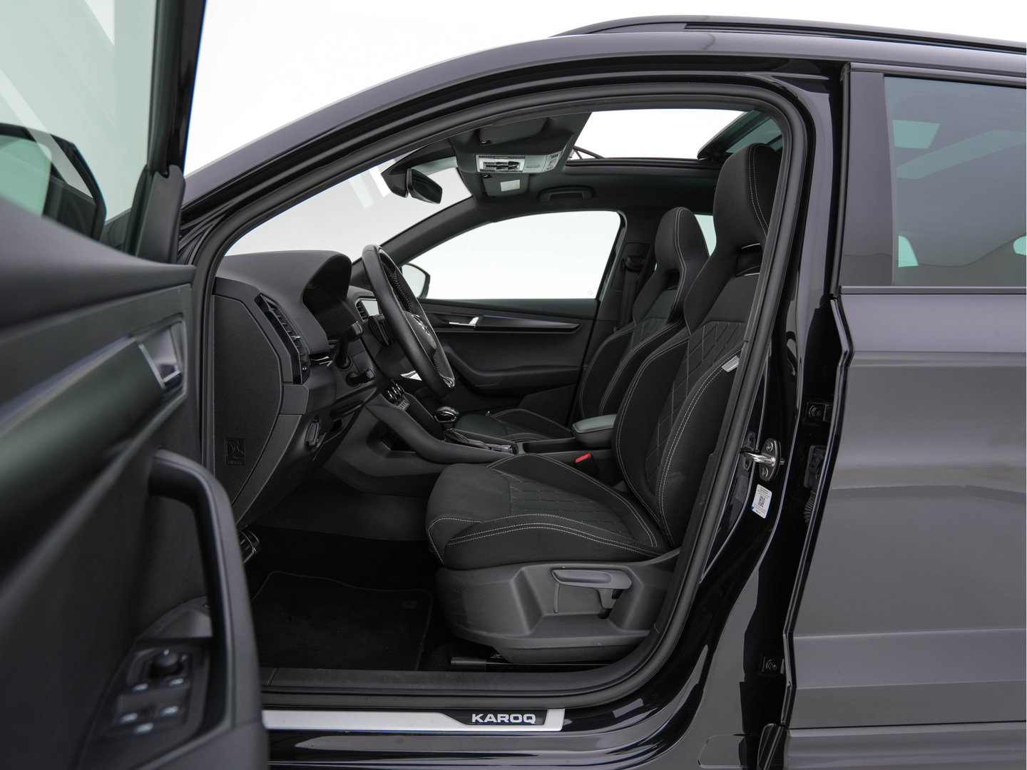 Škoda Karoq 1.5 TSI ACT Sportline Business (INCL-BTW) Aut. *PANO | DIGI-COCKPIT | FULL-LED | ADAPTIVE-CRUISE | HEATED-SPORTSEATS | TOPVIEW |  AMBIENTLIGHT | NAVI-FULLMAP | KEYLESS | DAB+ | TOWBAR | PRIVACYGLASS | 18''ALU*