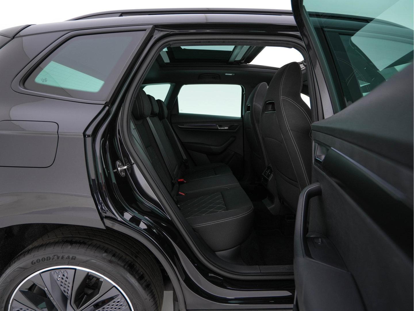 Škoda Karoq 1.5 TSI ACT Sportline Business (INCL-BTW) Aut. *PANO | DIGI-COCKPIT | FULL-LED | ADAPTIVE-CRUISE | HEATED-SPORTSEATS | TOPVIEW |  AMBIENTLIGHT | NAVI-FULLMAP | KEYLESS | DAB+ | TOWBAR | PRIVACYGLASS | 18''ALU*