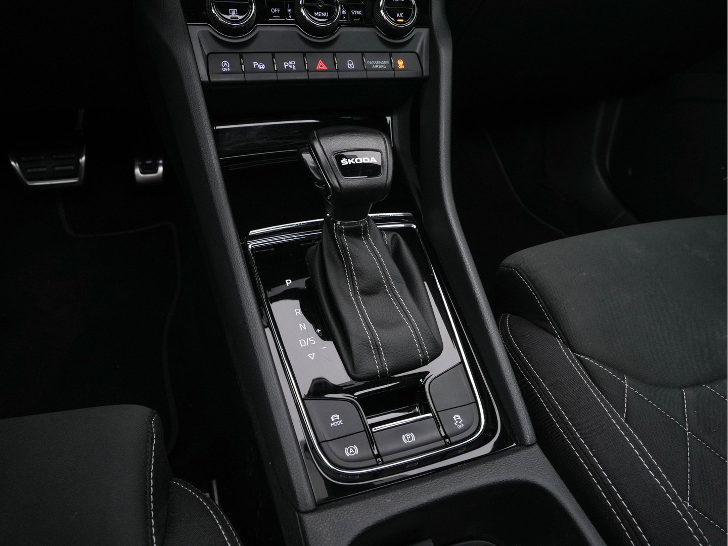 Škoda Karoq 1.5 TSI ACT Sportline Business (INCL-BTW) Aut. *PANO | DIGI-COCKPIT | FULL-LED | ADAPTIVE-CRUISE | HEATED-SPORTSEATS | TOPVIEW |  AMBIENTLIGHT | NAVI-FULLMAP | KEYLESS | DAB+ | TOWBAR | PRIVACYGLASS | 18''ALU*