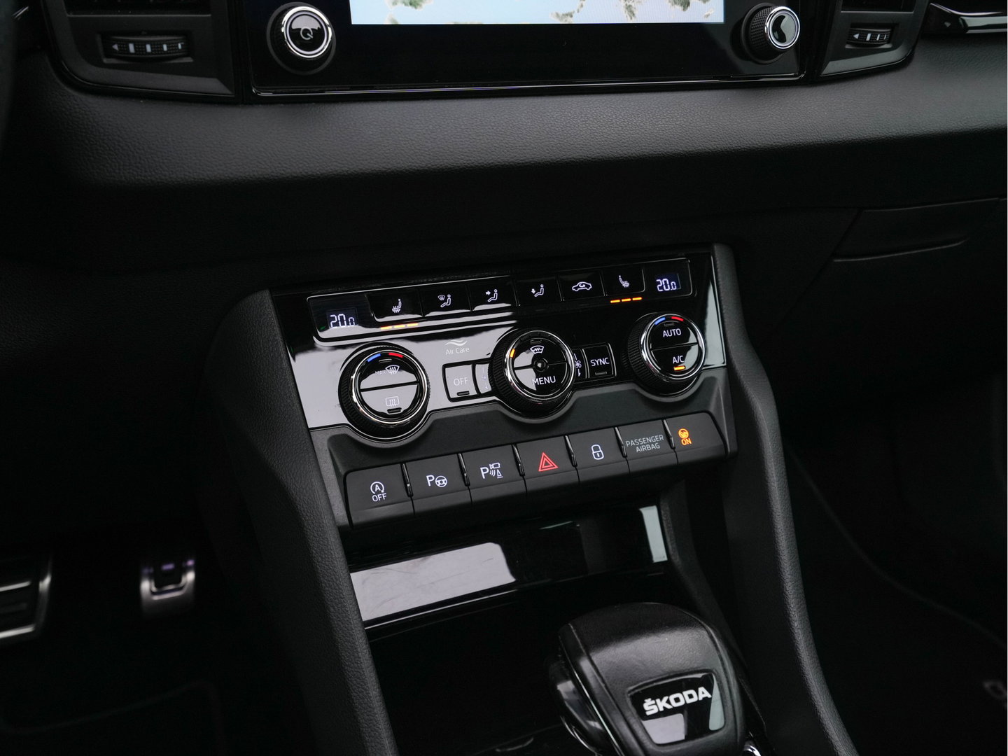 Škoda Karoq 1.5 TSI ACT Sportline Business (INCL-BTW) Aut. *PANO | DIGI-COCKPIT | FULL-LED | ADAPTIVE-CRUISE | HEATED-SPORTSEATS | TOPVIEW |  AMBIENTLIGHT | NAVI-FULLMAP | KEYLESS | DAB+ | TOWBAR | PRIVACYGLASS | 18''ALU*
