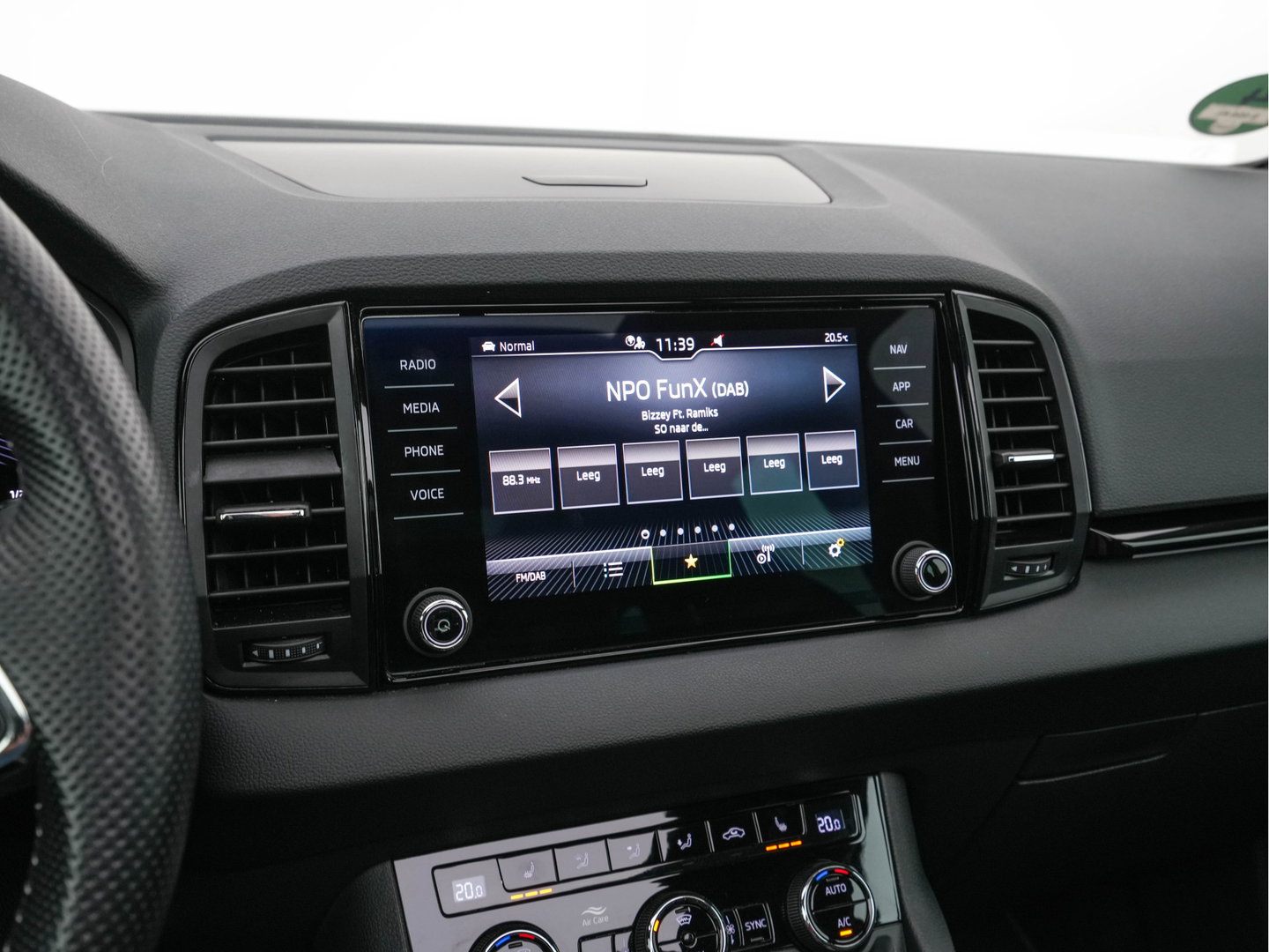 Škoda Karoq 1.5 TSI ACT Sportline Business (INCL-BTW) Aut. *PANO | DIGI-COCKPIT | FULL-LED | ADAPTIVE-CRUISE | HEATED-SPORTSEATS | TOPVIEW |  AMBIENTLIGHT | NAVI-FULLMAP | KEYLESS | DAB+ | TOWBAR | PRIVACYGLASS | 18''ALU*