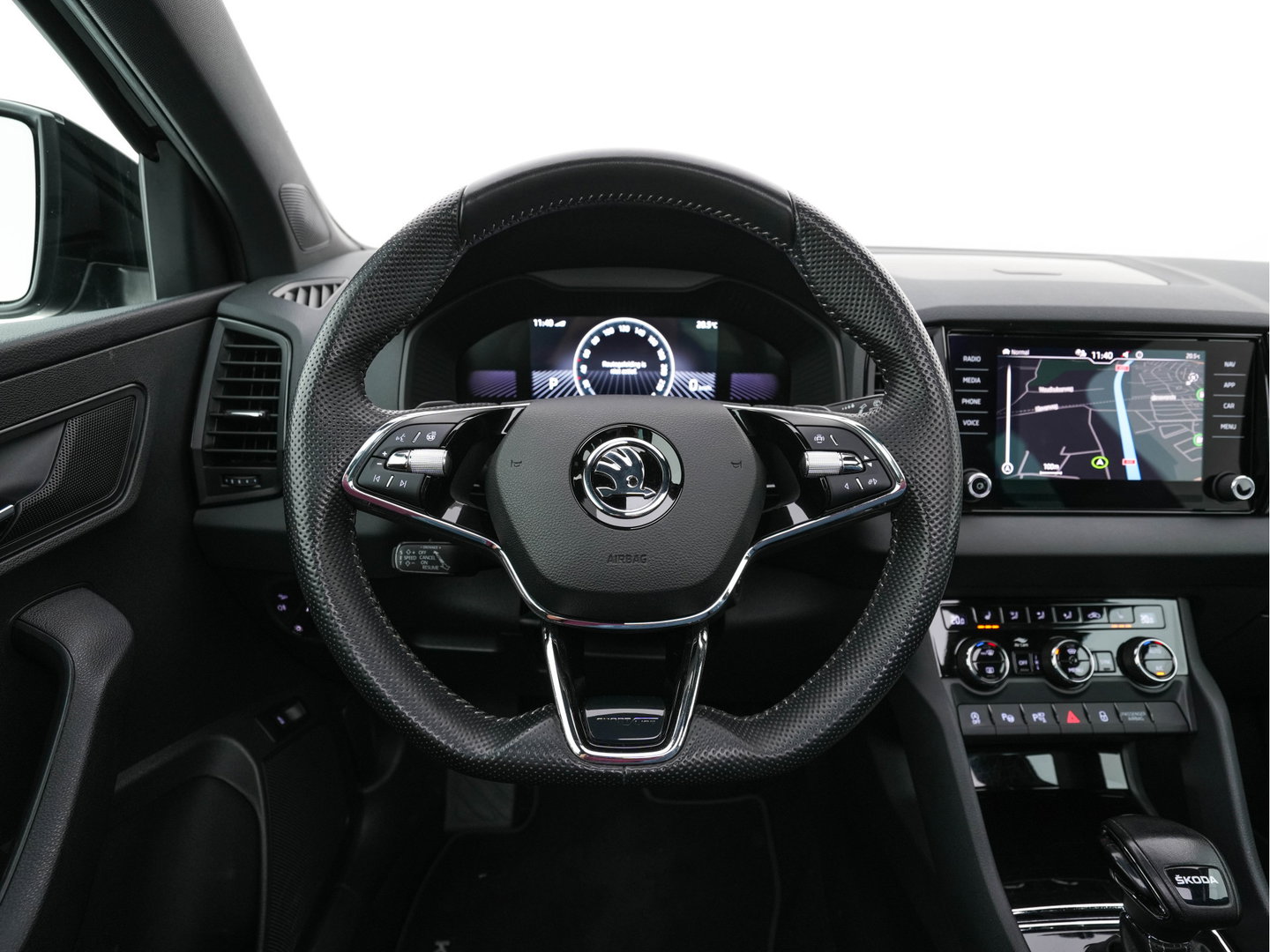 Škoda Karoq 1.5 TSI ACT Sportline Business (INCL-BTW) Aut. *PANO | DIGI-COCKPIT | FULL-LED | ADAPTIVE-CRUISE | HEATED-SPORTSEATS | TOPVIEW |  AMBIENTLIGHT | NAVI-FULLMAP | KEYLESS | DAB+ | TOWBAR | PRIVACYGLASS | 18''ALU*
