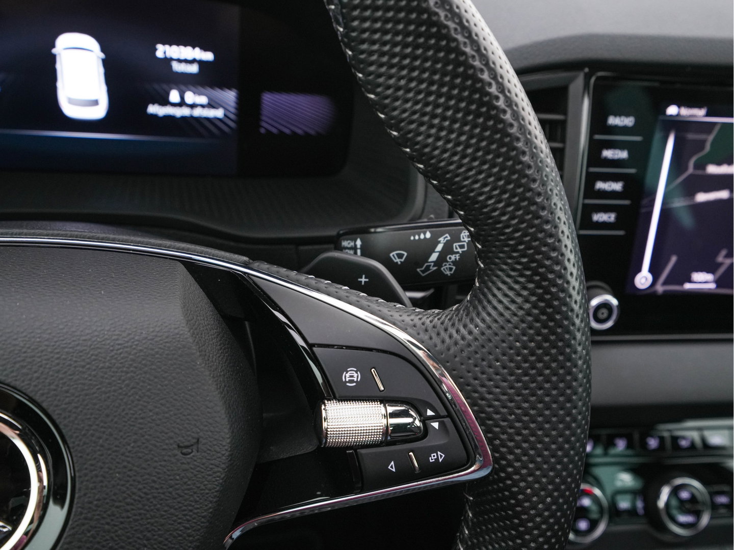 Škoda Karoq 1.5 TSI ACT Sportline Business (INCL-BTW) Aut. *PANO | DIGI-COCKPIT | FULL-LED | ADAPTIVE-CRUISE | HEATED-SPORTSEATS | TOPVIEW |  AMBIENTLIGHT | NAVI-FULLMAP | KEYLESS | DAB+ | TOWBAR | PRIVACYGLASS | 18''ALU*