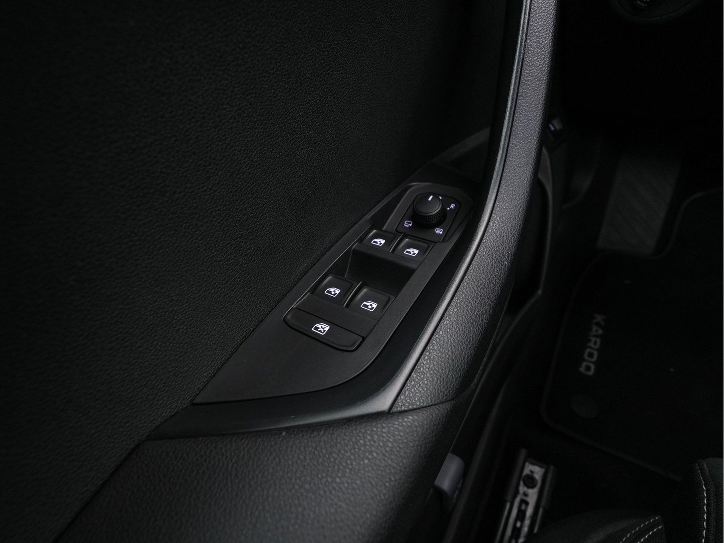 Škoda Karoq 1.5 TSI ACT Sportline Business (INCL-BTW) Aut. *PANO | DIGI-COCKPIT | FULL-LED | ADAPTIVE-CRUISE | HEATED-SPORTSEATS | TOPVIEW |  AMBIENTLIGHT | NAVI-FULLMAP | KEYLESS | DAB+ | TOWBAR | PRIVACYGLASS | 18''ALU*