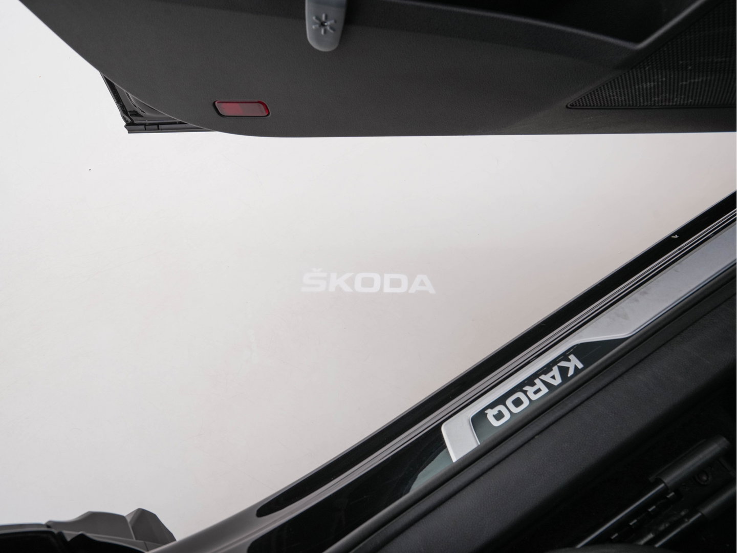 Škoda Karoq 1.5 TSI ACT Sportline Business (INCL-BTW) Aut. *PANO | DIGI-COCKPIT | FULL-LED | ADAPTIVE-CRUISE | HEATED-SPORTSEATS | TOPVIEW |  AMBIENTLIGHT | NAVI-FULLMAP | KEYLESS | DAB+ | TOWBAR | PRIVACYGLASS | 18''ALU*