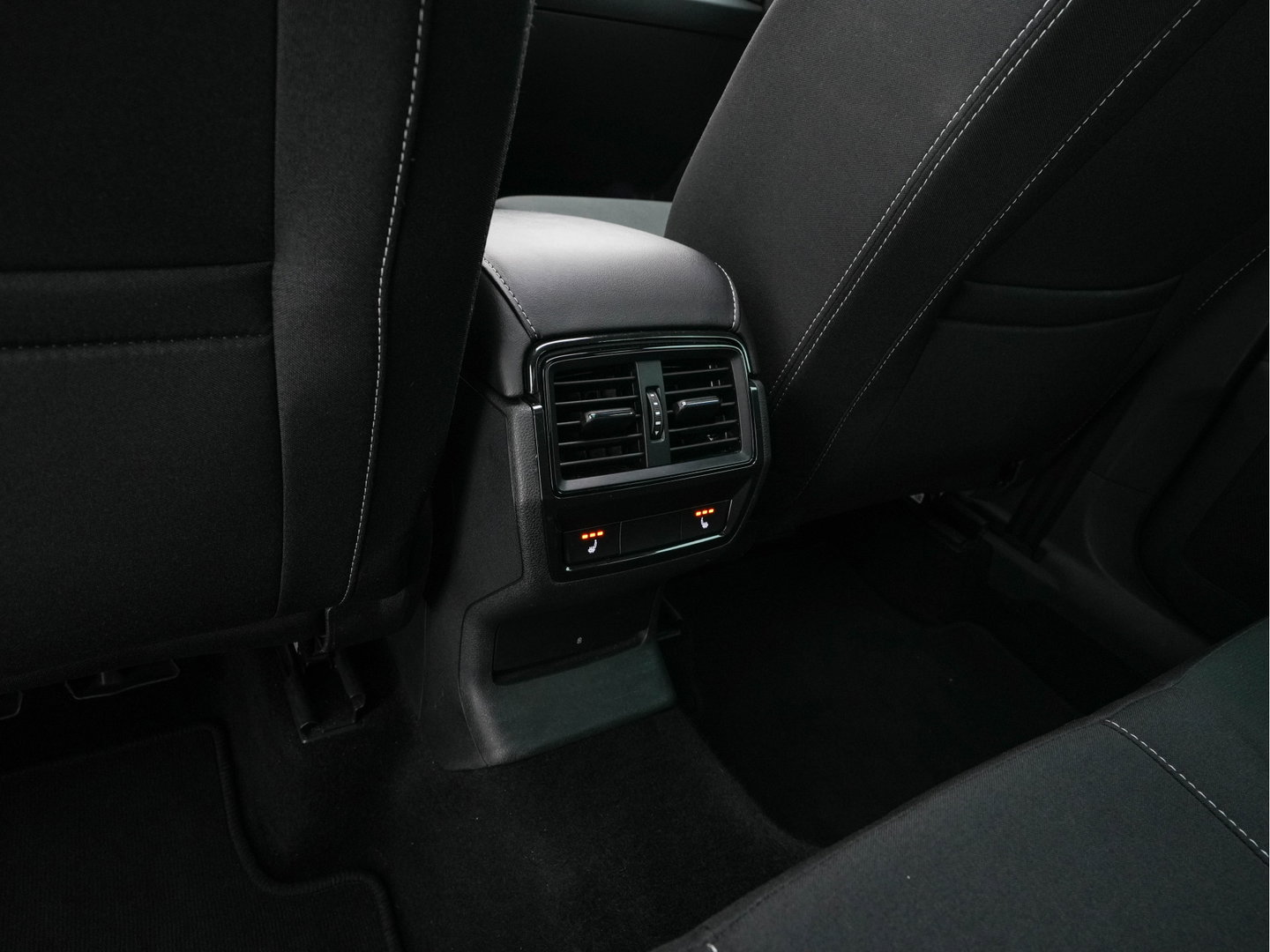 Škoda Karoq 1.5 TSI ACT Sportline Business (INCL-BTW) Aut. *PANO | DIGI-COCKPIT | FULL-LED | ADAPTIVE-CRUISE | HEATED-SPORTSEATS | TOPVIEW |  AMBIENTLIGHT | NAVI-FULLMAP | KEYLESS | DAB+ | TOWBAR | PRIVACYGLASS | 18''ALU*