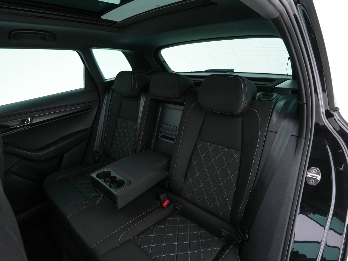 Škoda Karoq 1.5 TSI ACT Sportline Business (INCL-BTW) Aut. *PANO | DIGI-COCKPIT | FULL-LED | ADAPTIVE-CRUISE | HEATED-SPORTSEATS | TOPVIEW |  AMBIENTLIGHT | NAVI-FULLMAP | KEYLESS | DAB+ | TOWBAR | PRIVACYGLASS | 18''ALU*