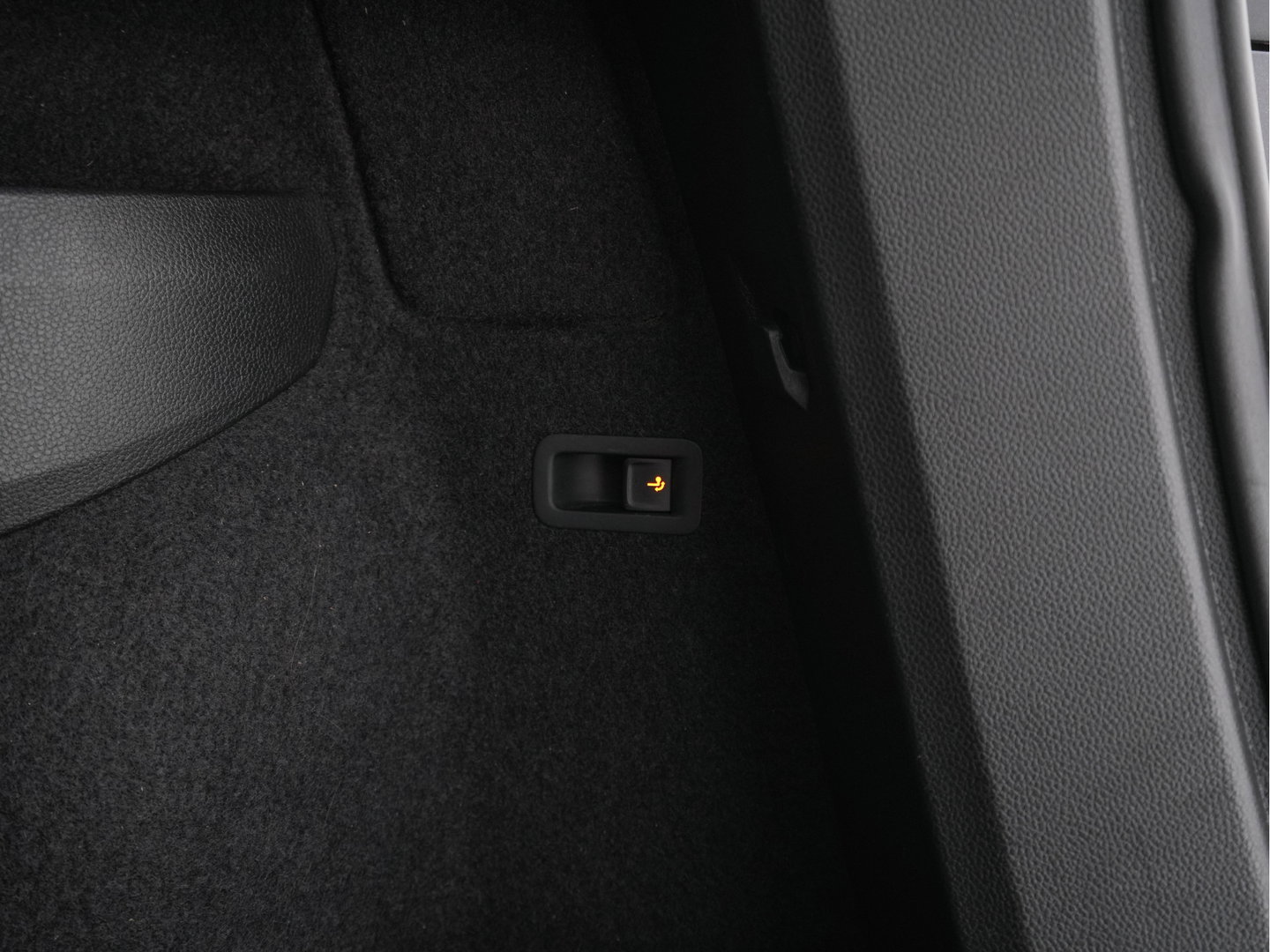 Škoda Karoq 1.5 TSI ACT Sportline Business (INCL-BTW) Aut. *PANO | DIGI-COCKPIT | FULL-LED | ADAPTIVE-CRUISE | HEATED-SPORTSEATS | TOPVIEW |  AMBIENTLIGHT | NAVI-FULLMAP | KEYLESS | DAB+ | TOWBAR | PRIVACYGLASS | 18''ALU*