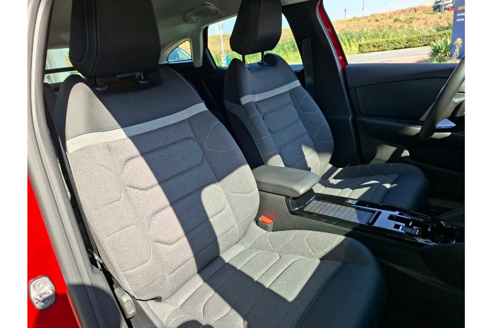 Citroën C4 1.2 PT. MAX AUTOMAAT 130PK NAVI LMV PDC-CAMERA TWO-TONE