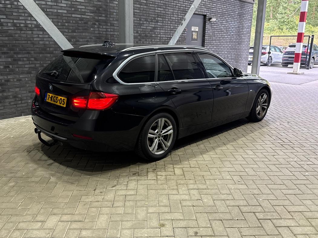 BMW 3 Serie Touring 320i Upgrade Edition | Trekhaak | Leder | Navigatie | PDC | Stoelverwarming
