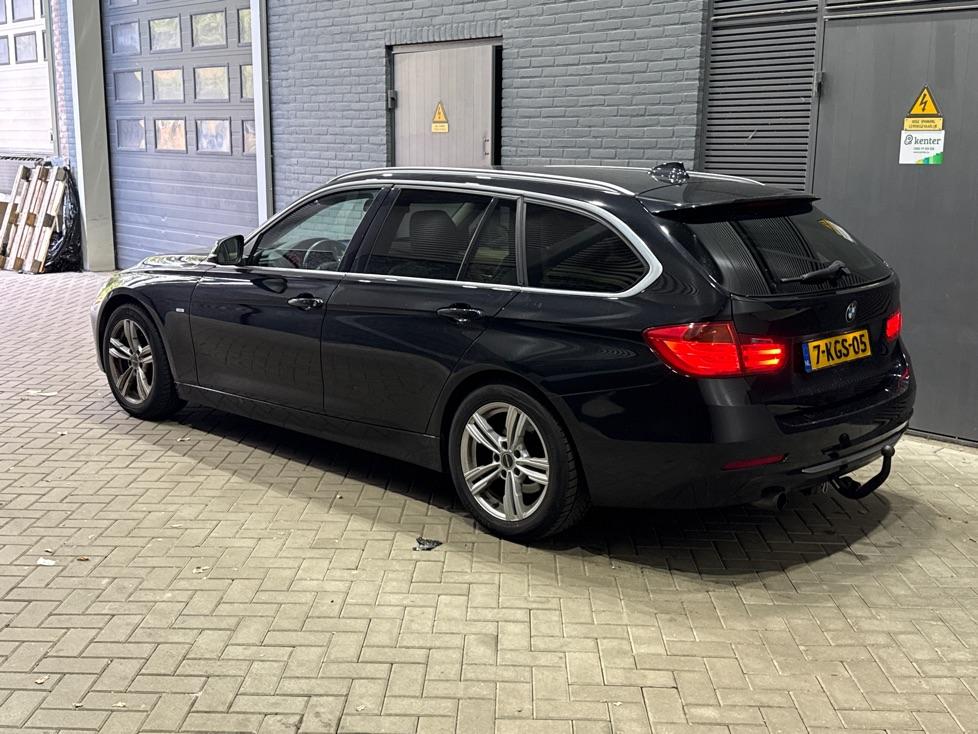 BMW 3 Serie Touring 320i Upgrade Edition | Trekhaak | Leder | Navigatie | PDC | Stoelverwarming