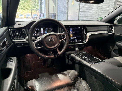 Volvo V60 2.0 T6 Twin Engine AWD R-Design | Trekhaak | Camera | 19 inch | Leder | Stoelverwarming