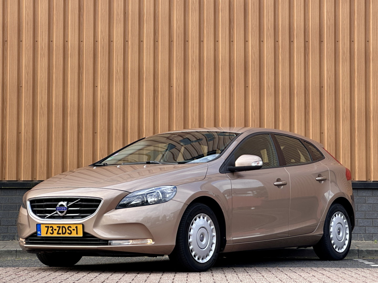 Volvo V40 1.6 T3 | Origineel Nederlands | NAP | Cruise Control | Achteruitrijcamera | Bluetooth | Parkeersensoren Achter | Airconditioning | Navigatie |