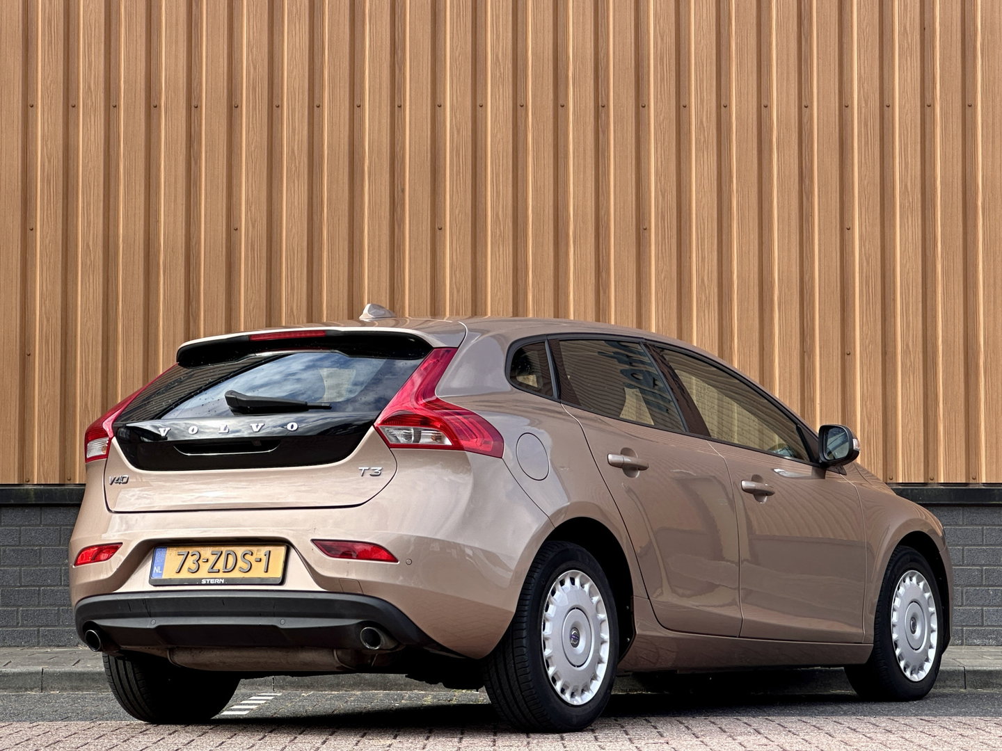 Volvo V40 1.6 T3 | Origineel Nederlands | NAP | Cruise Control | Achteruitrijcamera | Bluetooth | Parkeersensoren Achter | Airconditioning | Navigatie |