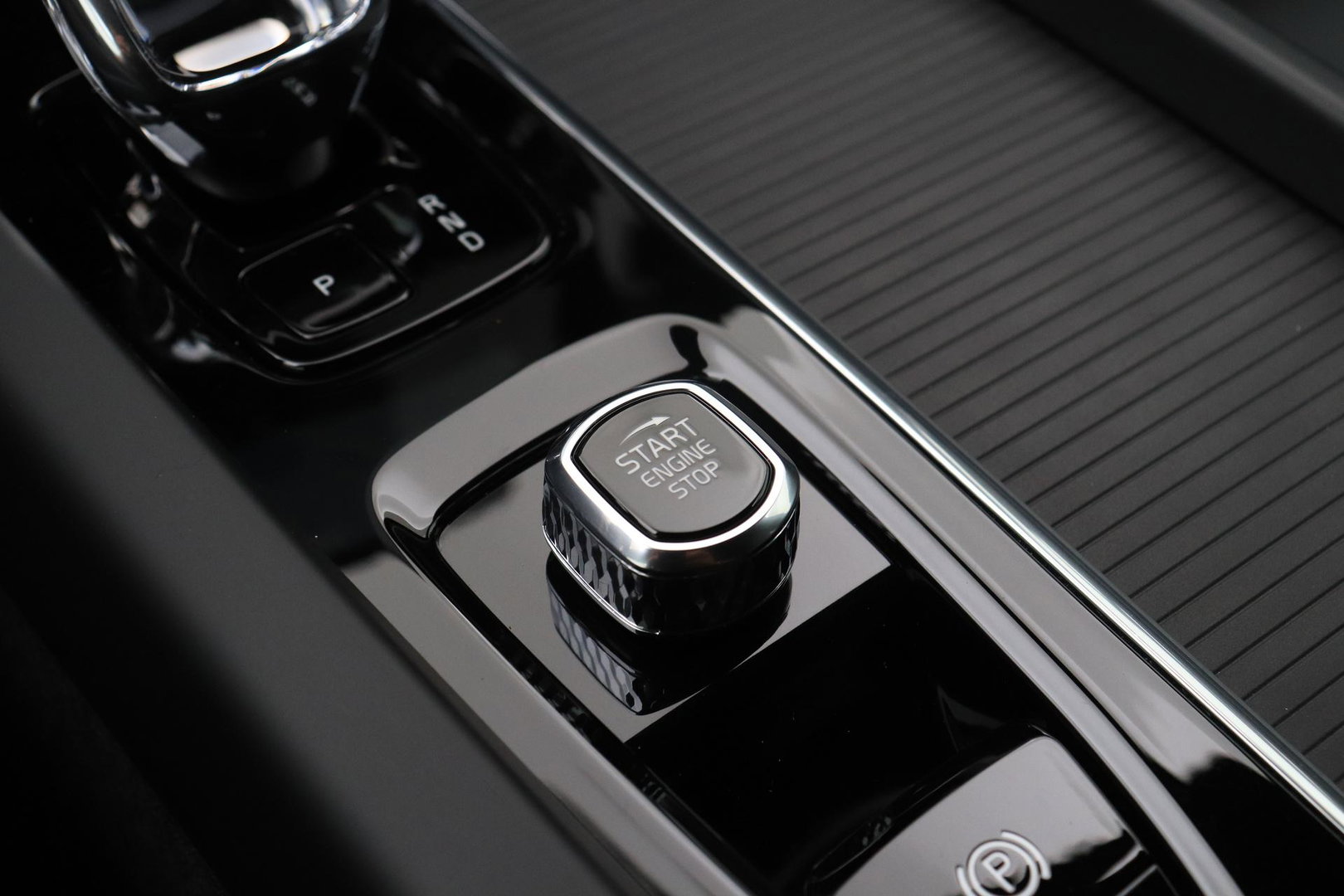Volvo XC60 T6 Plus Black Edition | FACELIFT | Harman/Kardon | BLIS | 360° Camera | ACC | Pilot Assist | Stoel+Stuurverwarming