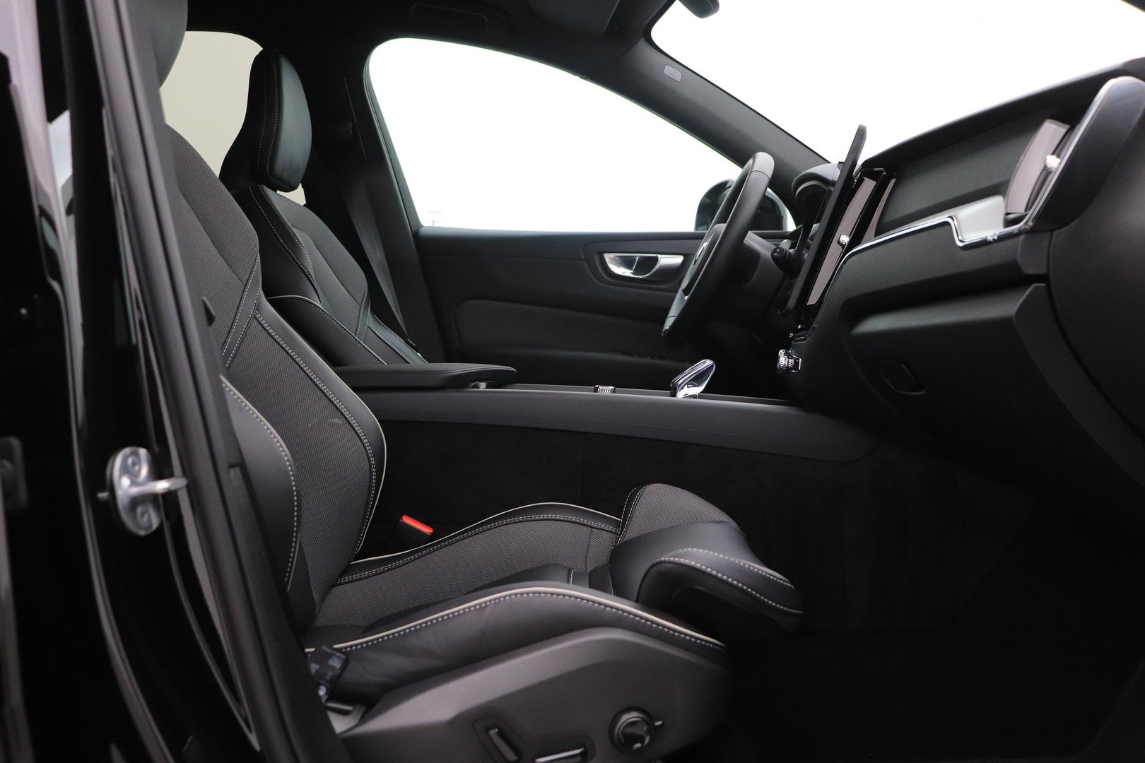 Volvo XC60 T6 Plus Black Edition | FACELIFT | Harman/Kardon | BLIS | 360° Camera | ACC | Pilot Assist | Stoel+Stuurverwarming