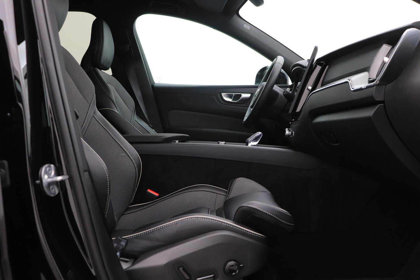 Volvo XC60 T6 Plus Black Edition | FACELIFT | Harman/Kardon | BLIS | 360° Camera | ACC | Pilot Assist | Stoel+Stuurverwarming
