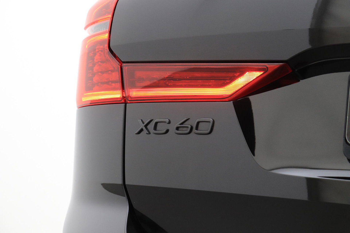 Volvo XC60 T6 Plus Black Edition | FACELIFT | Harman/Kardon | BLIS | 360° Camera | ACC | Pilot Assist | Stoel+Stuurverwarming
