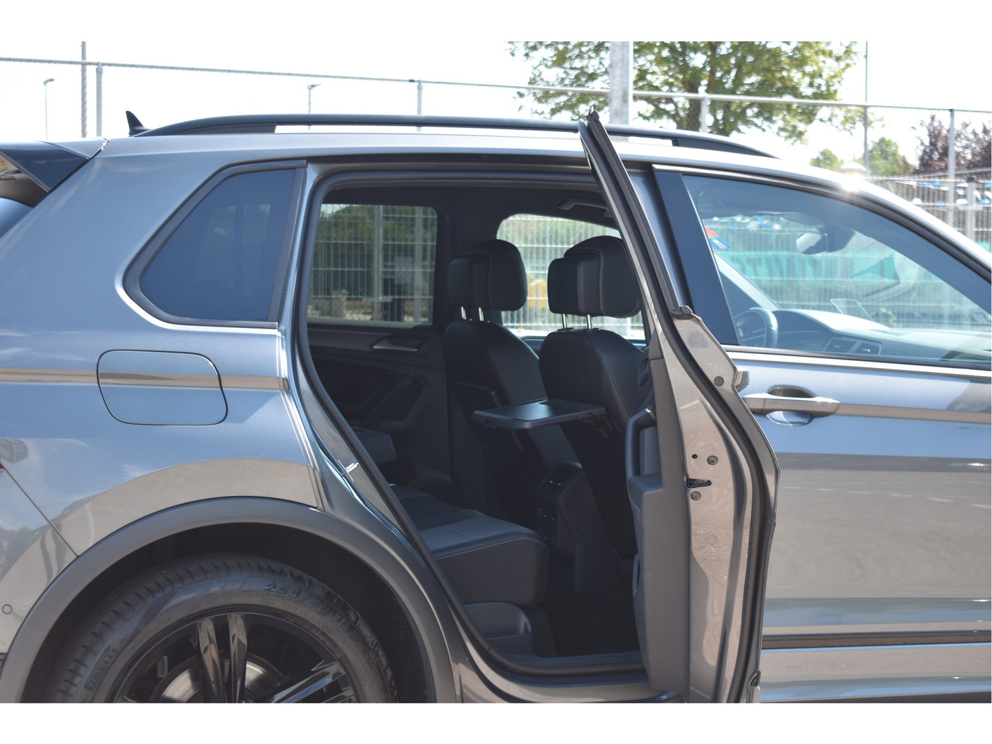 Volkswagen Tiguan 1.5 TSI ACT Highline Business 3x R-Line Blackstyle | HUD | Camera | Carplay | Virtual cockpit | Keyless | Stoelverwarming | Full LED