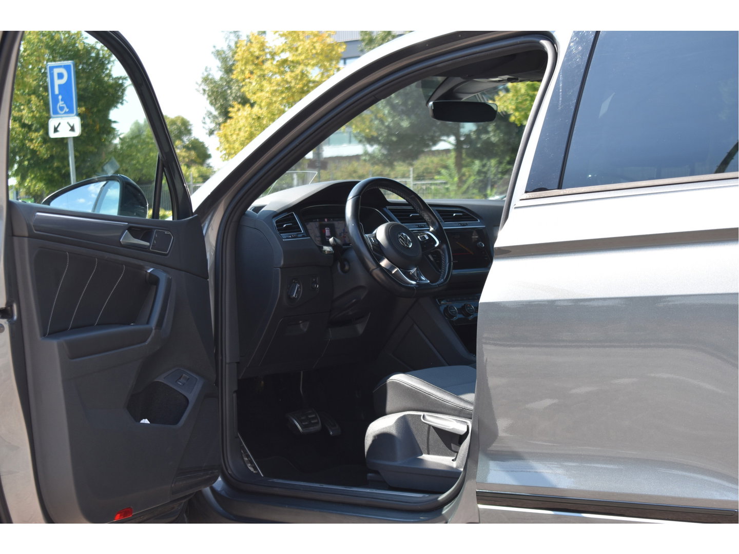 Volkswagen Tiguan 1.5 TSI ACT Highline Business 3x R-Line Blackstyle | HUD | Camera | Carplay | Virtual cockpit | Keyless | Stoelverwarming | Full LED