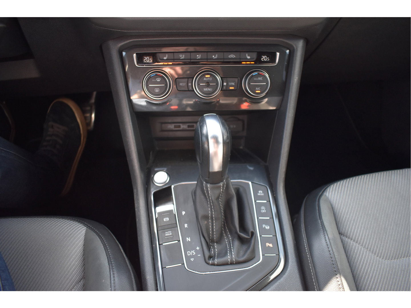 Volkswagen Tiguan 1.5 TSI ACT Highline Business 3x R-Line Blackstyle | HUD | Camera | Carplay | Virtual cockpit | Keyless | Stoelverwarming | Full LED
