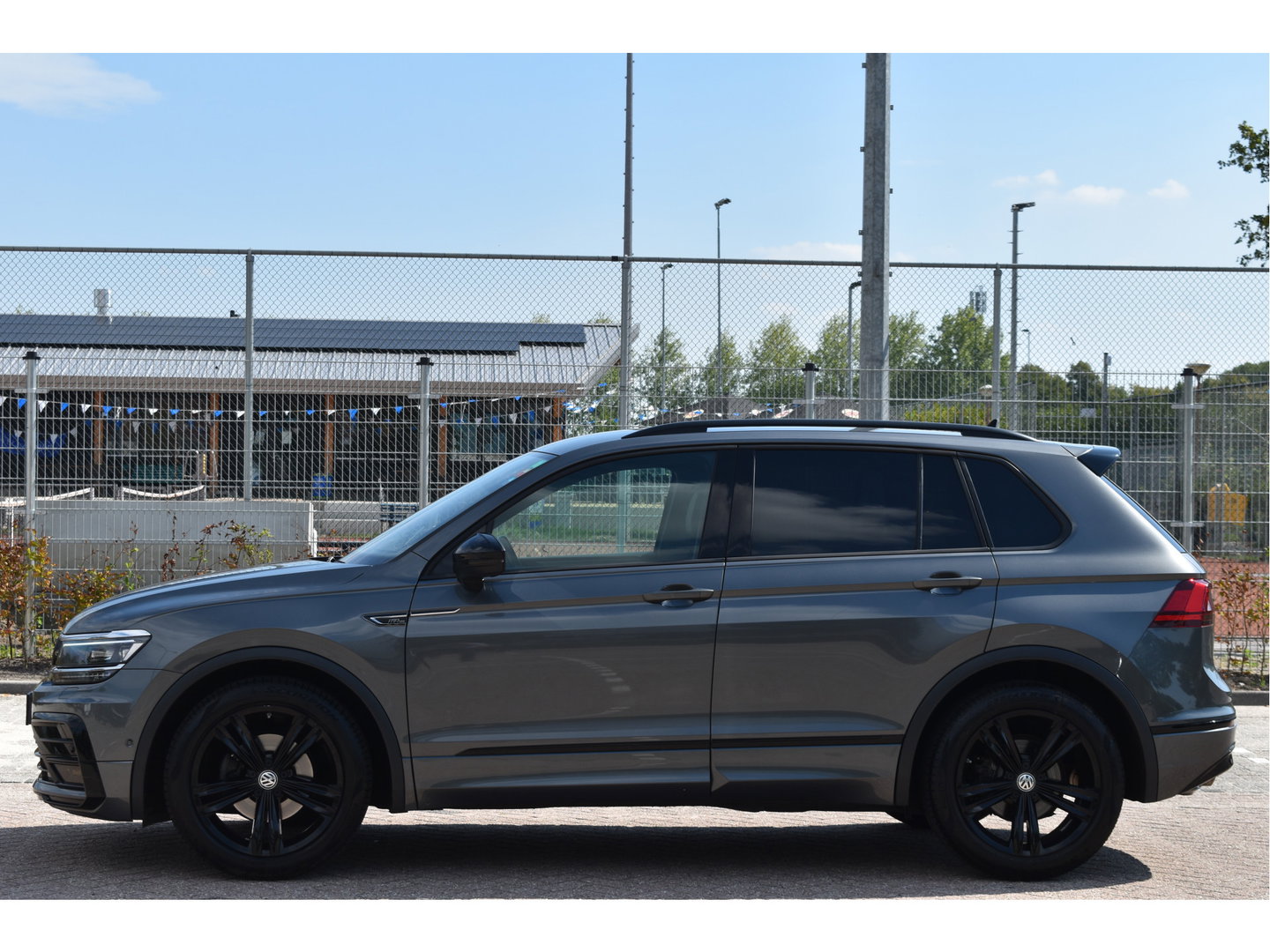 Volkswagen Tiguan 1.5 TSI ACT Highline Business 3x R-Line Blackstyle | HUD | Camera | Carplay | Virtual cockpit | Keyless | Stoelverwarming | Full LED