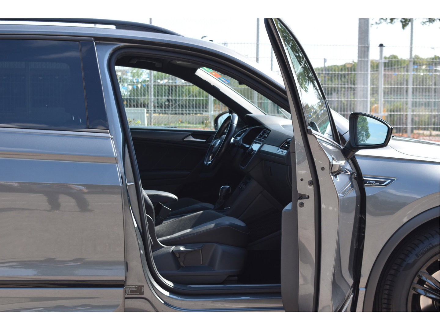 Volkswagen Tiguan 1.5 TSI ACT Highline Business 3x R-Line Blackstyle | HUD | Camera | Carplay | Virtual cockpit | Keyless | Stoelverwarming | Full LED